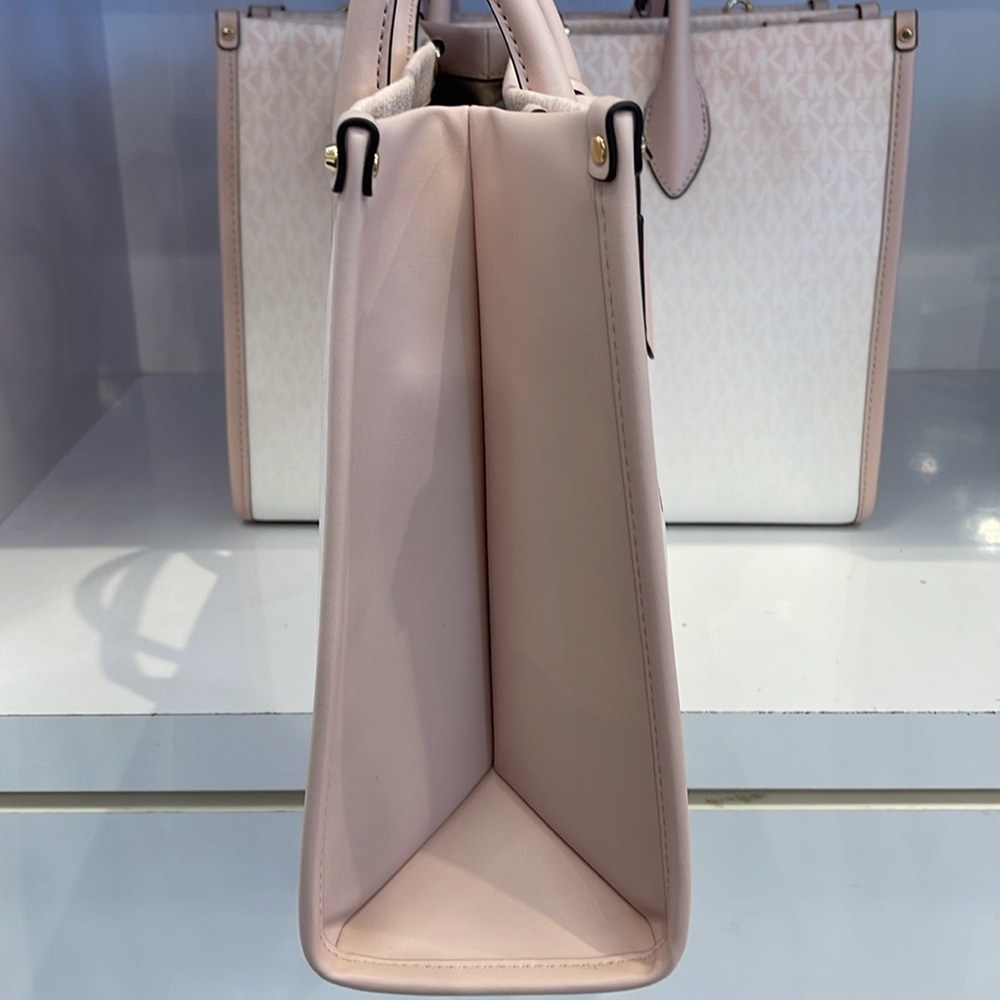 MICHAEL KORS Mirella Medium EW Ombré Logo Tote Bag
POWDER BLUSH
NWT - Picture 4 of 12